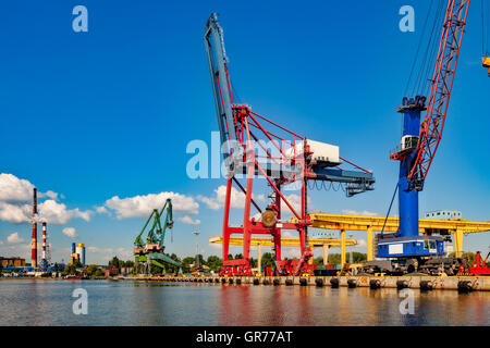 Grande Gru nel porto di Danzica, Polonia. Foto Stock