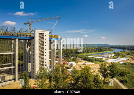 Immobili in costruzione nuova barca in sollevamento Niederfinow direttamente accanto al centro storico di ascensore Foto Stock