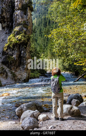 Wanderin sorge al Wimbachklamm nella Regione di Berchtesgaden Foto Stock