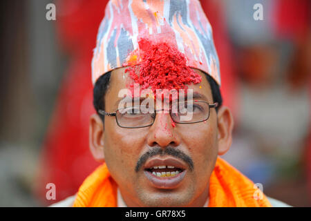 Kathmandu, Nepal. 6 Settembre, 2016. Un ritratto del sacerdote come offerta rituale di preghiera presso Rishishwor Mahadev Tempio durante Rishi panchami festival celebrazioni a Teku, Kathmandu, Nepal martedì 06 settembre 2016. Rishi panchami festival è celebrato come l'ultimo giorno della tre-giorni di lunga Teej Festival. Il Teej festival è celebrato da donne Indù in Nepal come pure in alcune parti dell'India. Coloro che non sono sposati pregare per un buon marito e una lunga durata. Credito: PACIFIC PRESS/Alamy Live News Foto Stock