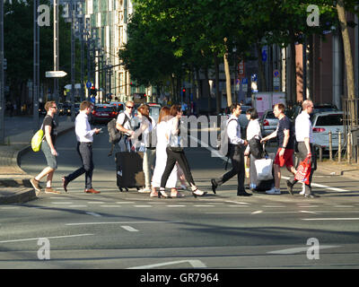 Pendolari Rush Hour finanziari traffico città di Francoforte am Main Germania Europa Foto Stock