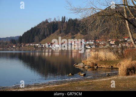Il lago e il villaggio di Hopfen Foto Stock