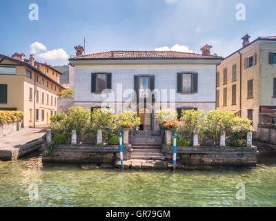 Case in Iseo villaggio sul lago di Iseo in Italia Foto Stock