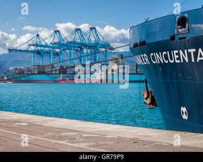 Nave portacontainer e navi merci nel porto di Algeciras, Andalusia, Spagna Foto Stock