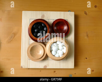 Weiqi Cinese Giapponese Coreano Go Baduk un cinese tradizionale gioco di bordo Foto Stock