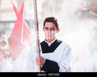 Algeciras, Spagna, 20 marzo, 2016 Server altare davanti a una nuvola di Incence durante la processione della Domenica delle Palme. Foto Stock