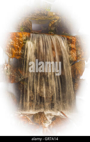 Cascata presso il Casinò Park In primavera, Georgsmarienhuette, Osnabrueck paese, Bassa Sassonia, Germania Foto Stock