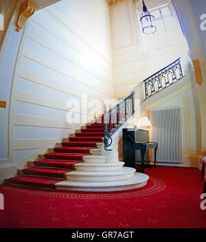 Tappeto rosso scalinata modo Hall Villa Rothschild Kempinski in Konigstein vicino a Frankfurt am Main Germania Europa Foto Stock