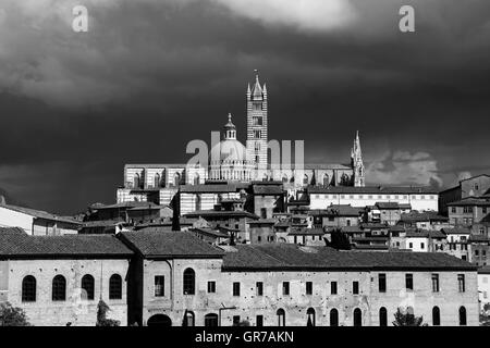 Siena, Cattedrale Cattedrale di Santa Maria Assunta con la Città Vecchia, Italia Foto Stock