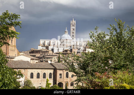 Siena, Cattedrale Cattedrale di Santa Maria Assunta con la Città Vecchia, Toscana, Italia Foto Stock