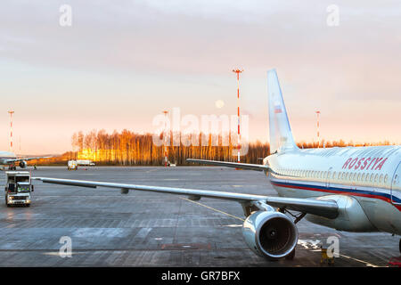 SAINT-Petersburg, Russia - 28 ottobre 2015: aerei russa Rossiya Airlines è pre-preparazione del volo in Aeroporto Pulkovo Foto Stock