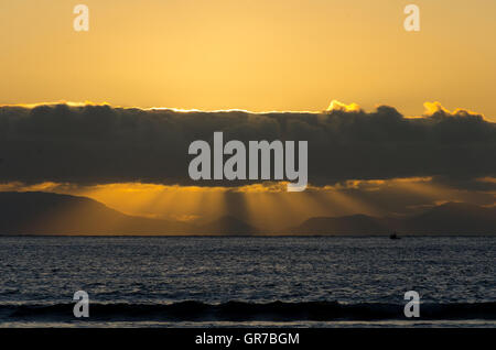 Tramonto con il cloud oltre lo stretto di Cook, Titahi Bay, Porirua, Wellington, Isola del nord, Nuova Zelanda Foto Stock