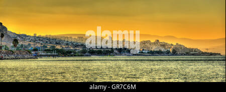 La città di Tiberiade e il mare di Galilea in Israele Foto Stock