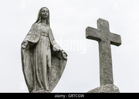 Vergine Maria statua vicino al monastero di Piona sulle rive del lago di Como Foto Stock