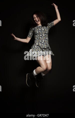 Crazy Girl fa un salto in aria Foto Stock