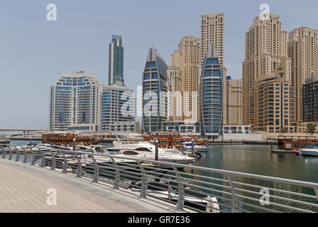 Passaggio pedonale in Dubai Marina District Foto Stock