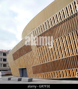 Dettaglio del legno e rivestimento in alluminio della facciata esterna con Piazzale pubblico. Centre du Congres, Mons, Belgio. Architetto: Libeskind, 2015. Foto Stock