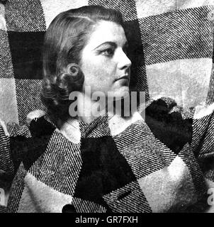 1940's Ritratto di una donna in quadretti (verificato) abbigliamento con sfondo corrispondente da Gilbert Adams (1906-1996), prominente terza generazione fotografo, figlio di Marco e nipote di Walton, Gilbert Adams addestrato con assistita e suo padre, specializzandosi poi in fotografare il balletto. *** Caption locale *** da Gilbert Adams collezione di fotografia Copyright Tony Henshaw Foto Stock