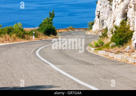 Strada tortuosa in Dalmazia, Croazia Foto Stock