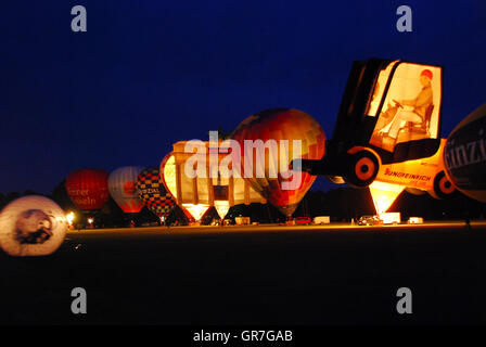 Incandescenza notturna sul palloncino 2008 Vela a Kiel Foto Stock