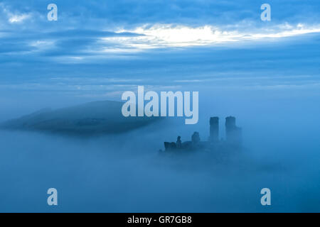 Smokey mattina a Corfe Castle Foto Stock