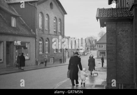 La vita del villaggio 1956 BW Foto Stock