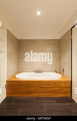 Interno di una casa moderna, bella sala da bagno, vasca da bagno Foto Stock