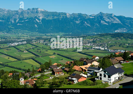 Vista da Planken attraverso la Valle del Reno per l Alpstein Mountain Range, Principato del Liechtenstein Foto Stock