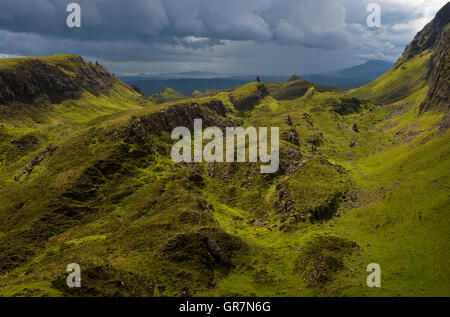 Il maltempo nella parte anteriore della Quiraing paesaggio montano del Trotternish, Isola di Skye in Scozia Foto Stock