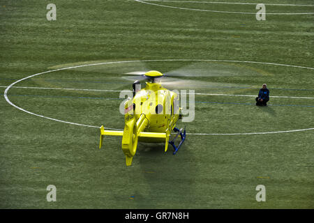 Salvataggio in elicottero Eurocopter EC135 del l'Ospedale Universitario di Ginevra prima di decollare, Ginevra, Svizzera Foto Stock