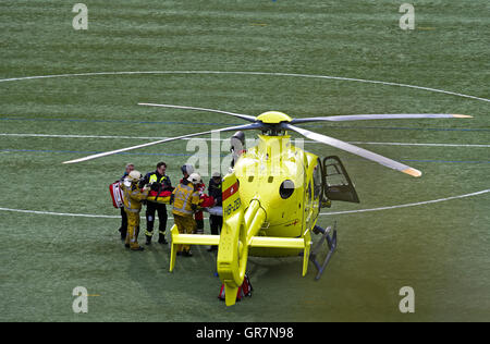 Gli operatori di soccorso che trasportano un incidente a un Salvataggio in elicottero, Ginevra, Svizzera Foto Stock