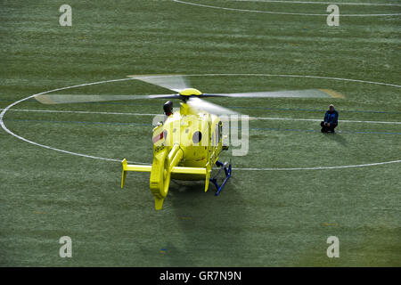 Salvataggio in elicottero Eurocopter EC135 T2 prima del decollo, Ginevra, Svizzera Foto Stock