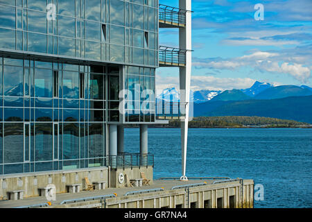 Vetro, Beton e la natura, lo Scandic Seilet Hotel al momento del Moldefjord, Molde, Norvegia Foto Stock