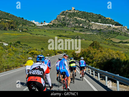 Ciclisti su strada di un paese vicino a Zahara de La Sierra, Andalusia, Spagna Foto Stock