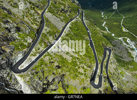 Di serpentine multiple del Trollstigen strada di montagna vicino a Andalsnes, Norvegia Foto Stock