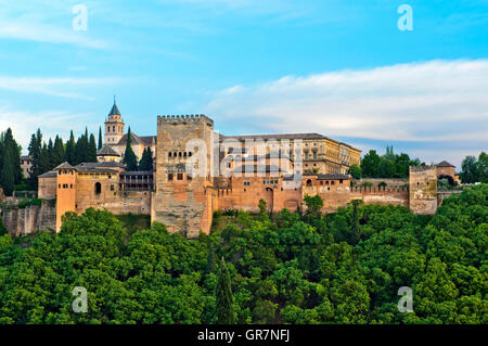 L'Alhambra su Sabikah Hill, Sito Patrimonio Mondiale dell'Unesco, Granada, Spagna Foto Stock