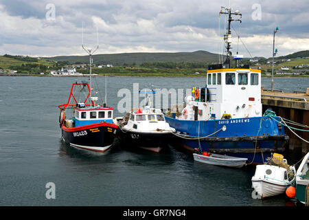 Le navi per la pesca a strascico ormeggiata nel porto di Gairloch, Scozia, Gran Bretagna Foto Stock