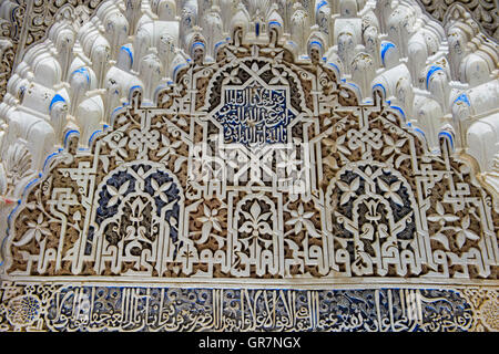 Mocarabe con architettura moresca di decorazione Arabesque, Alhambra di Granada, Spagna Foto Stock
