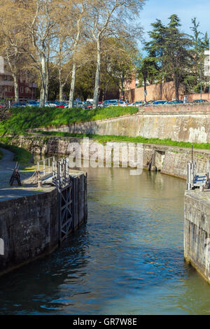 Porte antiche al Canal du Midi tra il fiume Garonne e il mare, Toulouse, Francia Foto Stock