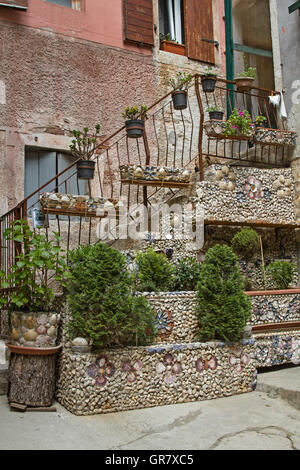 Molti tipi differenti di gusci adornano questa parete Foto Stock