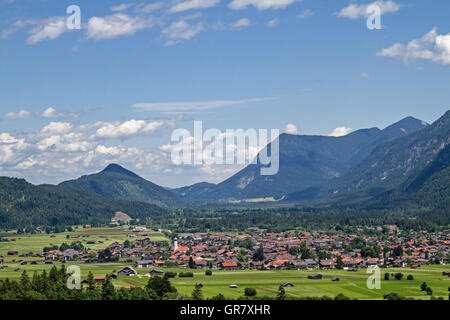 Idyllisches Dorf Im Loisach - Farchant - idilliaco villaggio nella valle di Loisach Foto Stock