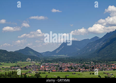 Idyllisches Dorf Im Loisach - Farchant - idilliaco villaggio nella valle di Loisach Foto Stock