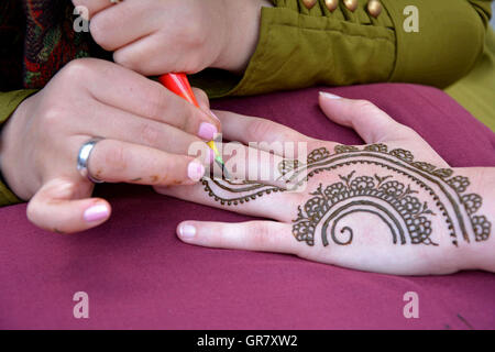 Dettaglio di immagine di Henna essendo applicato a mano Foto Stock