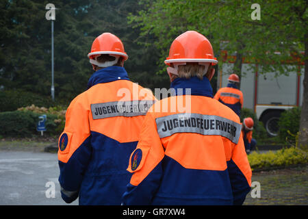 Due giovani vigili del fuoco In Uniforme permanente sulla strada Foto Stock