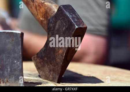 Ax bloccato in un blocco di legno Foto Stock