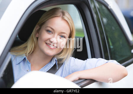 Ritratto di giovane donna alla guida di auto Foto Stock