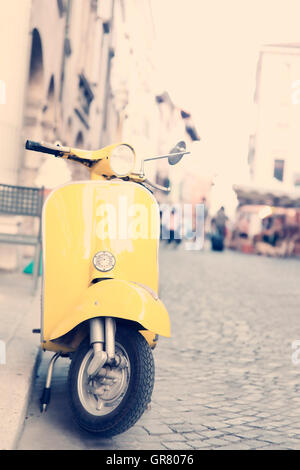 Giallo produzione italiana moto parcheggiata in città Foto Stock