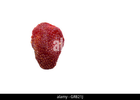 Essiccato fragola. Isolato su sfondo bianco con percorso di clipping e spazio di copia Foto Stock