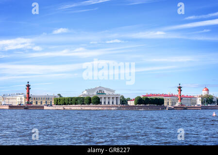 Il fiume Neva con la Borsa, San Pietroburgo, Russia Foto Stock