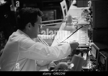 La radio e la televisione tecnico 1969 Foto Stock